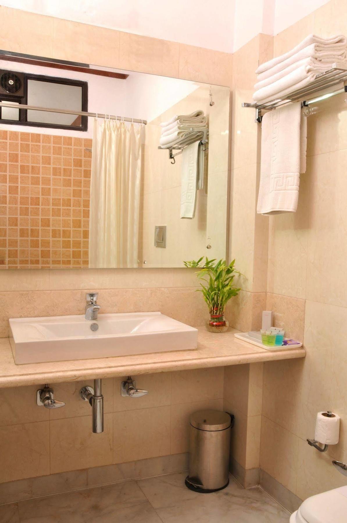 Hotel Citi International Delhi  Bagian luar foto