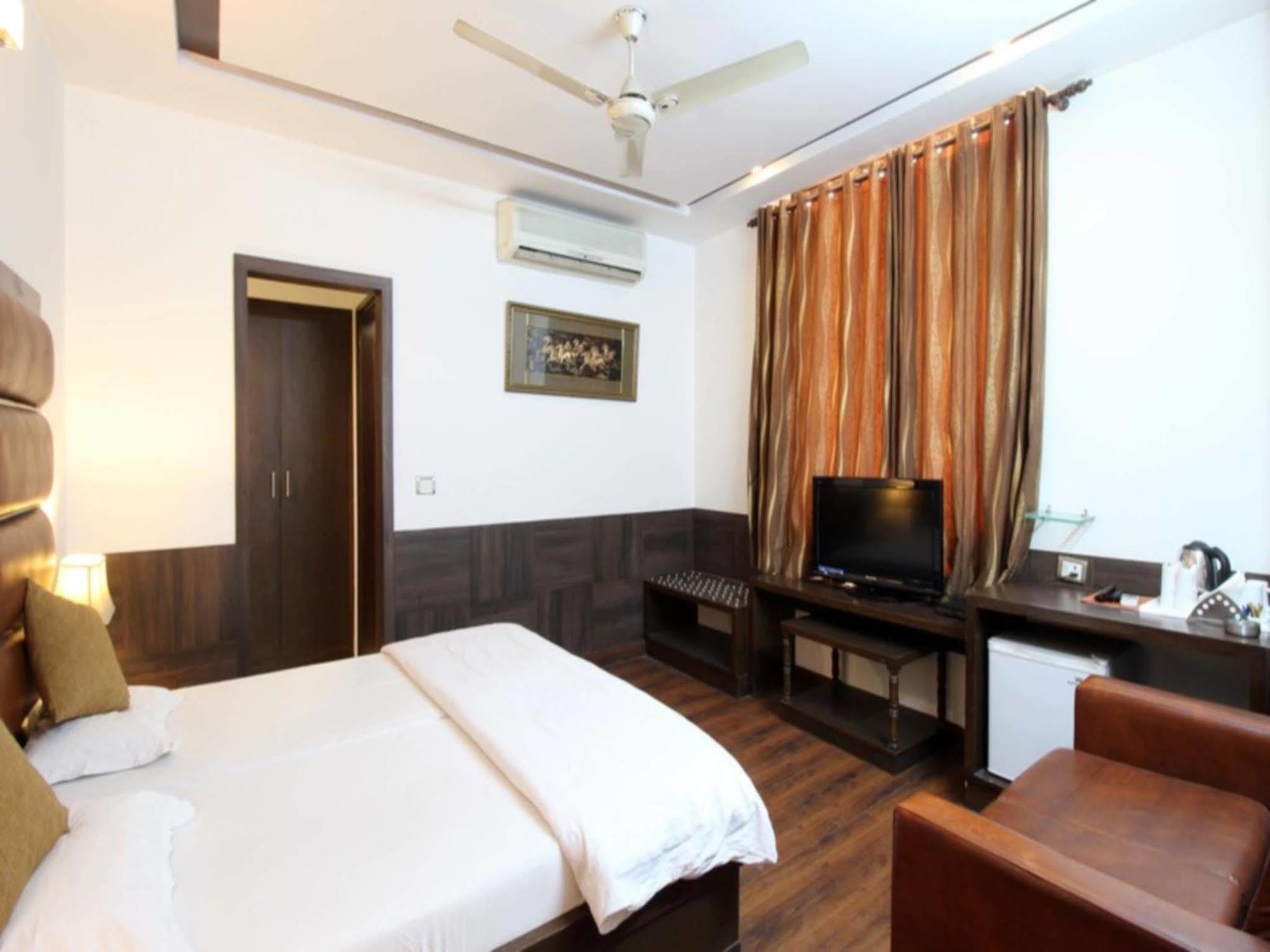 Hotel Citi International Delhi  Bagian luar foto